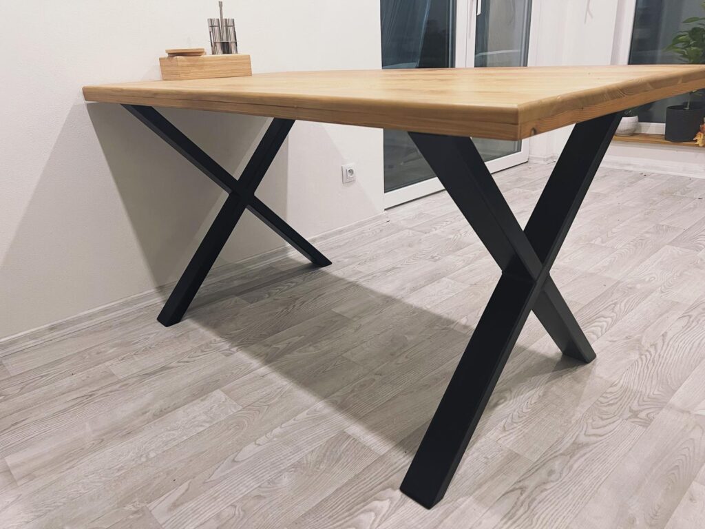 Dřevěný stůl masiv